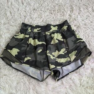 Lululemon Hotty Hot Low Rise Short 4" Heritage 365 Camo Crispin Green Multi / Me